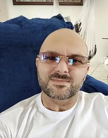 Foto de cliente homem satisfeito com o óculos inteligente