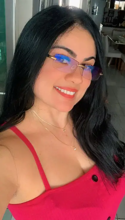 Foto de cliente mulher usando e elogiando o óculos inteligente